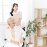 有料老人ホームで働く介護士と高齢の女性